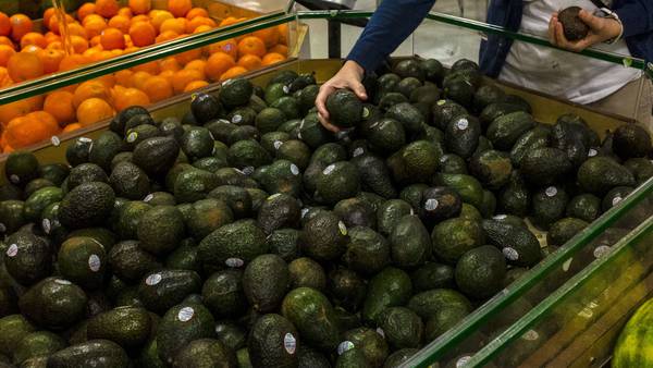 Super Bowl Fans Can Celebrate Shrinking Guacamole, Chicken Wings Pricesdfd