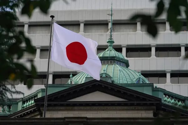 Una bandera nacional japonesa ondea frente a la sede del Banco de Japón (BOJ) en Tokio, Japón