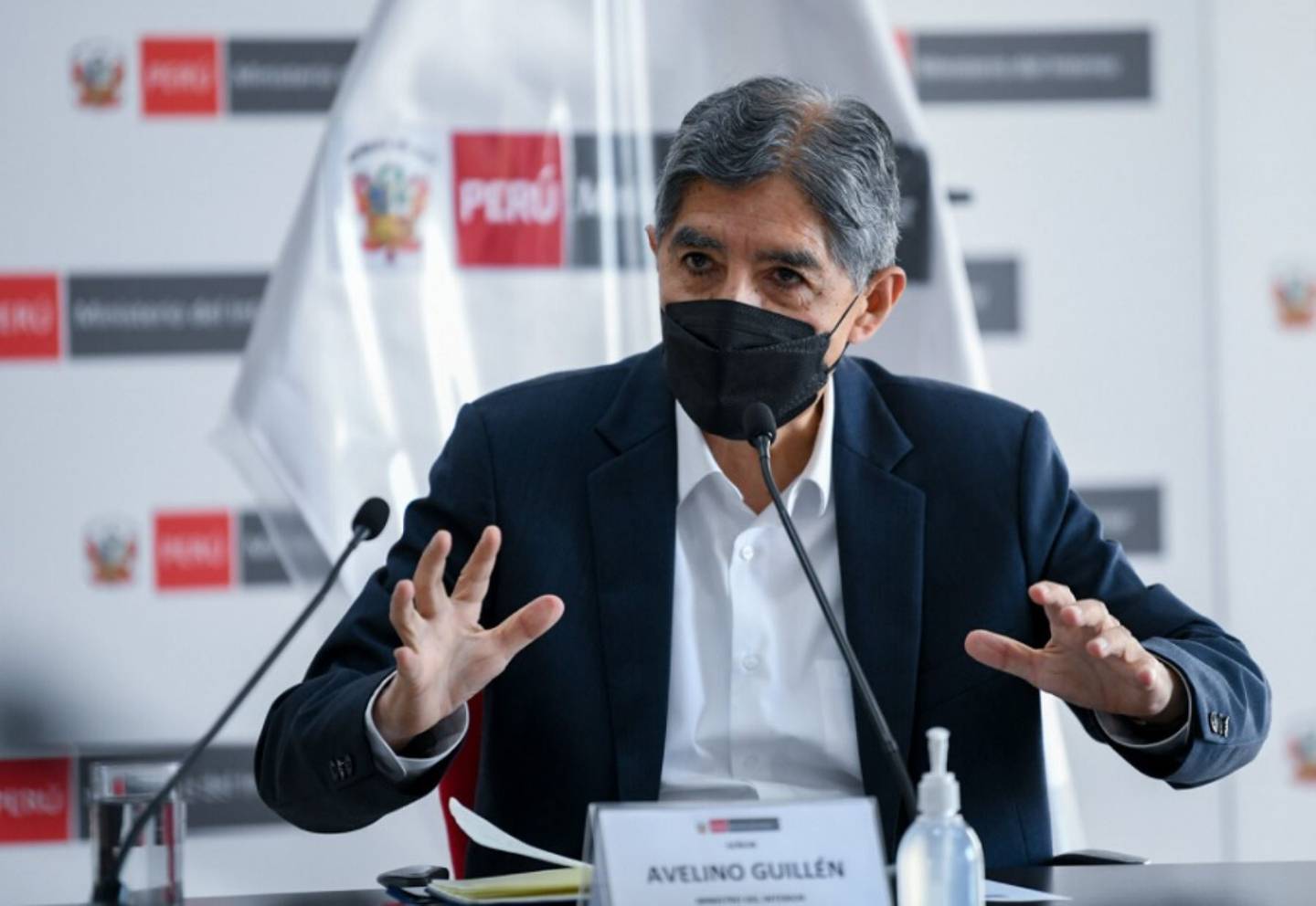Presidente de Perú acepta renuncia de ministro del Interior.