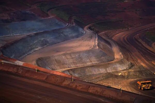 Futuros de minério de ferro eram negociados com baixa de 1,5%, cotados a US$ 101,90 a tonelada às 15h28 de Singapura