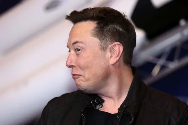 Elon Musk propuso comprar Twitter al precio original, reveló Bloomberg News.