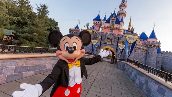 Disney relaja reglas Covid-19 y vuelve a permitir abrazos en parques y crucerosdfd