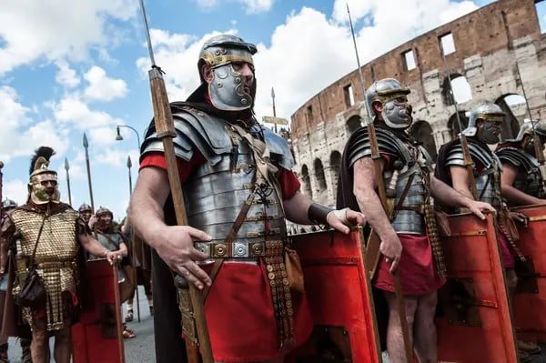 El primer “empleador” en ofrecer bonificaciones por firmar fue el ejército. El Imperio Romano, por ejemplo, otorgó a los nuevos soldados un bono de alistamiento.