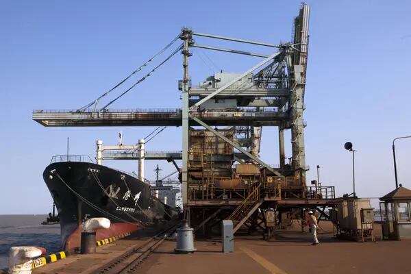 Um navio com suprimento de ferro para a Baoshan Iron & Steel é descarregado em Xangai, China
