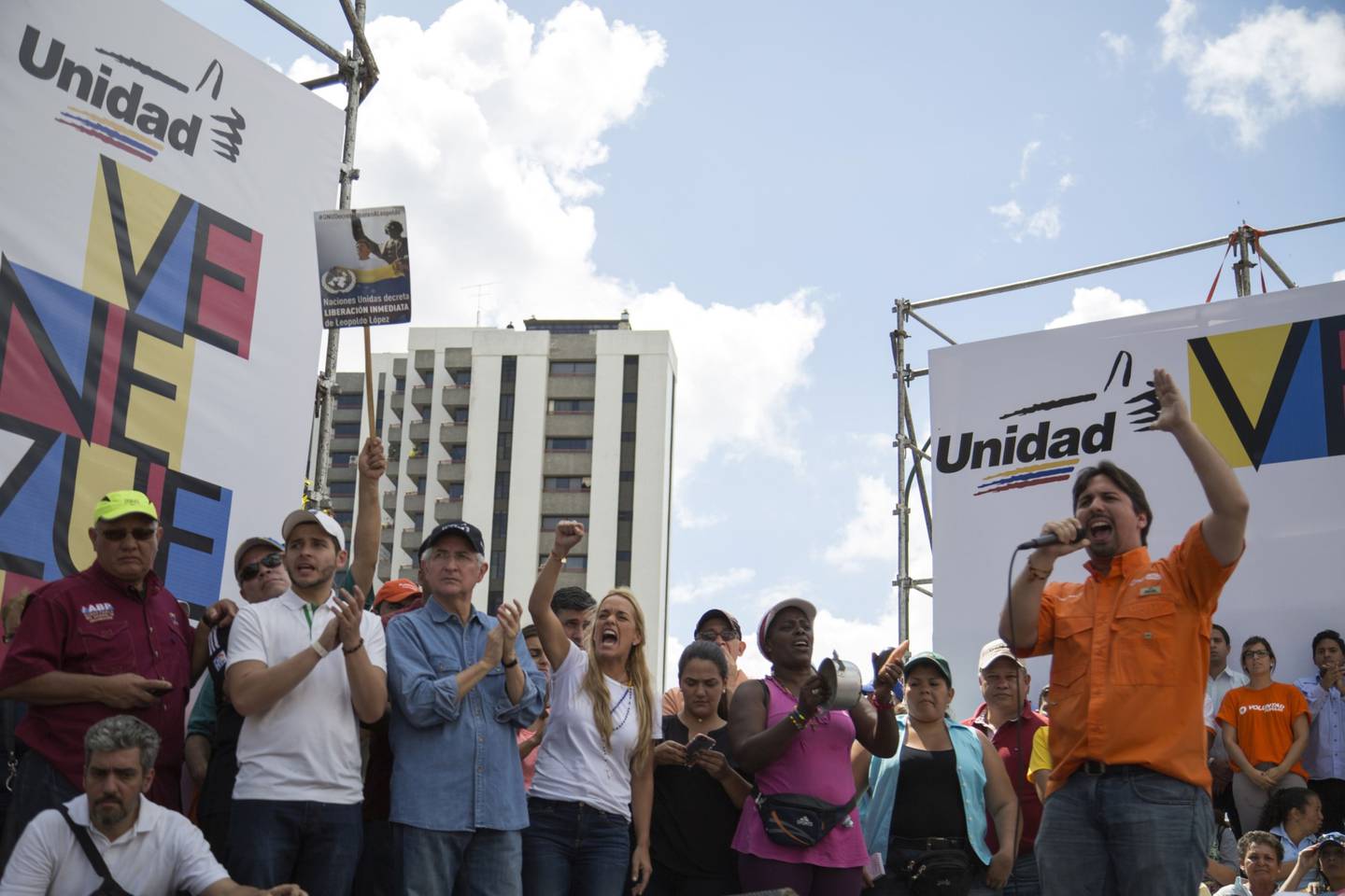 Freddy Guevara habla en un escenario durante una protesta en Caracas, Venezuela, el sábado 24 de enero de 2015. Partidarios de la oposición política venezolana marcharon ese día para protestar por la escasez de productos y exigir un cambio de gobierno.dfd
