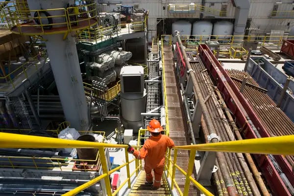 Trabajador baja unas escaleras en la plataforma Laurus operada por Petróleos Mexicanos (Pemex) en el campo petrolífero Ku-Maloob-Zaap.