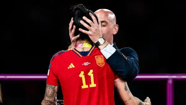 FIFA suspende a Luis Rubiales por beso a Jennifer Hermoso en la final del Mundialdfd