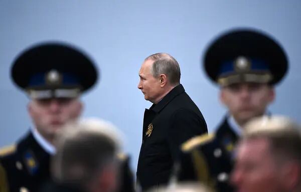 Vladímir Putin llega al desfile militar del Día de la Victoria en la Plaza Roja de Moscú, el 9 de mayo.