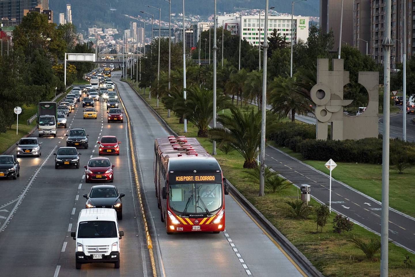 La reactivación del sistema de transporte de Bogotá sigue su curso y en el primer semestre de 2021 reportó más de 287 millones viajes, 10 % más frente al segundo semestre de 2020; no obstante, las cuentas del sistema siguen en rojo.dfd