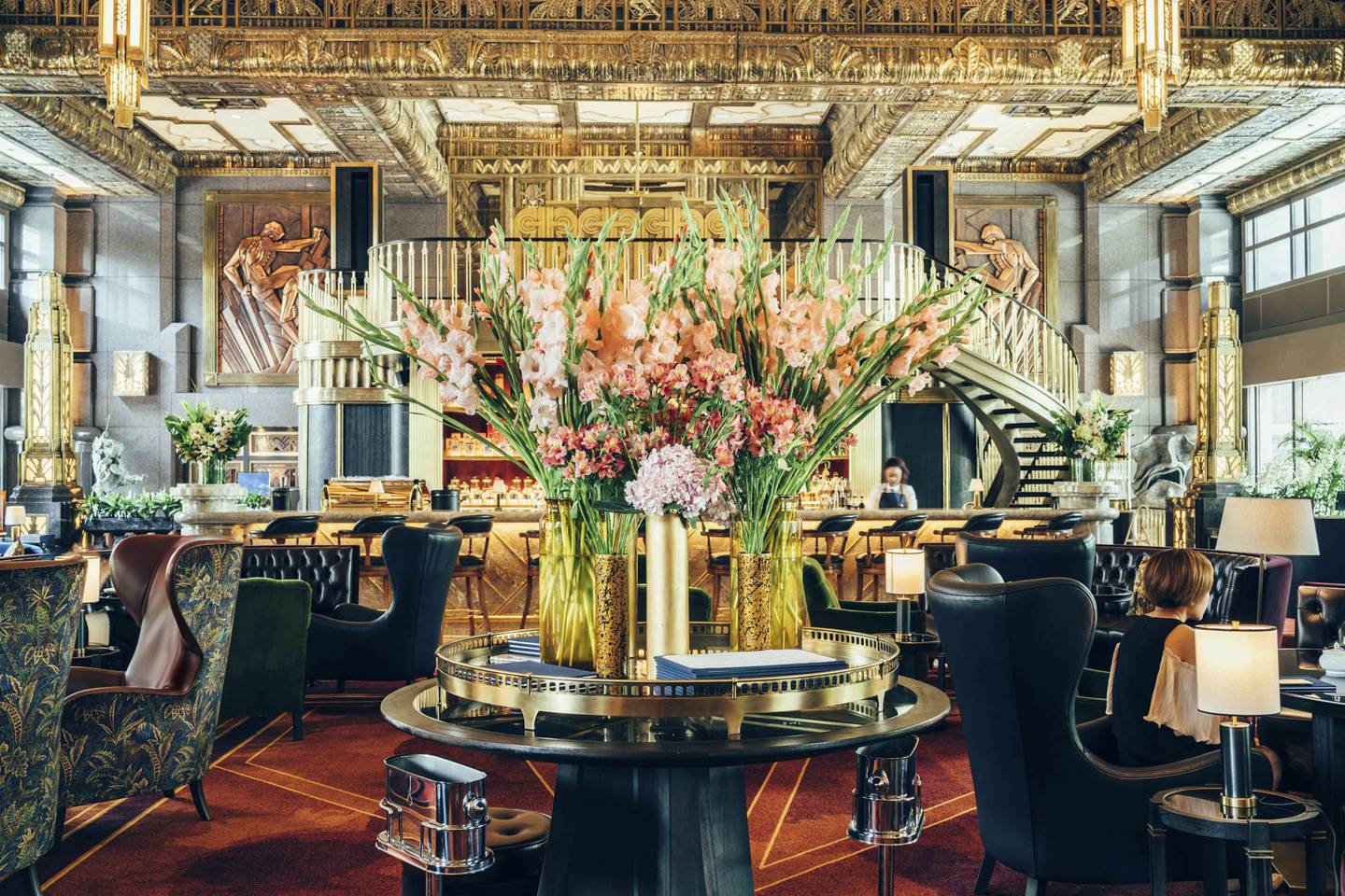 El despliegue floral se encuentra en una mesa en Atlas en Singapur, Singapur, el miércoles 29 de marzo de 2017. El bar se encuentra en un espacio estilo Art Deco de 7.400 pies cuadrados y pretende rivalizar con el Raffles, gracias a una carta de ginebra de primera clase. Fotógrafo: Franz Navarrete/Bloombergdfd