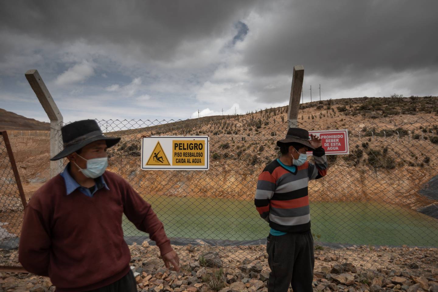 Los habitantes de la comunidad andina de Chavina entran en la mina de oro a cielo abierto de Apumayo. Fotógrafo: Angela Ponce/Bloombergdfd