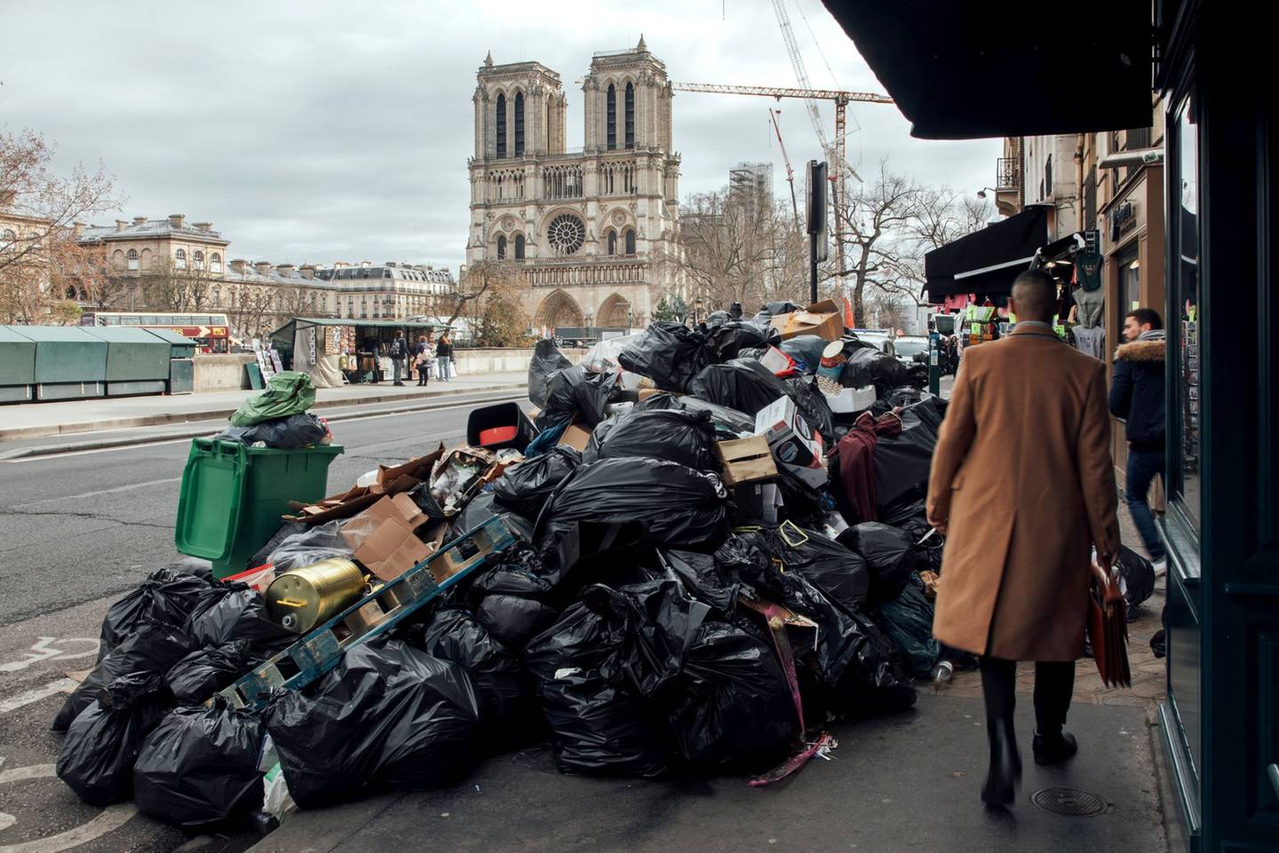 Bolsas de basura sin recoger cerca de la catedral de Notre-Dame, en el centro de París, en marzo. Fotógrafo: Cyril Marcilhacy/Bloombergdfd
