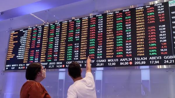 Ibovespa sobe com investidores de olho em bancos e aéreas; dólar caidfd