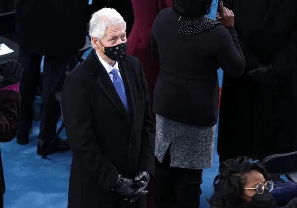 Bill Clinton fue dado de alta de un hospital en California.