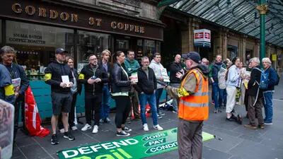 Trabalhadores ferroviários do Reino Unido iniciam maior greve ferroviária em três décadas