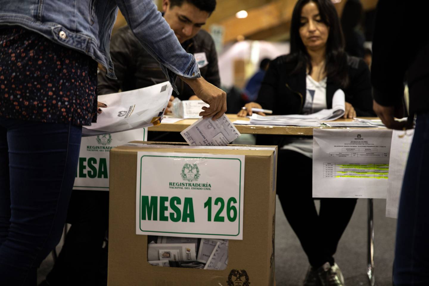 Un votante deposita su voto dentro del colegio electoral de Corferias durante la segunda vuelta de las elecciones presidenciales en Bogotá, Colombia, el domingo 17 de junio de 2018.
