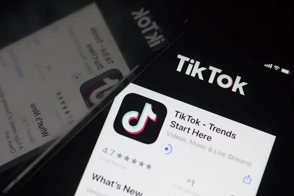 La aplicación de TikTok se descarga en un teléfono celular.