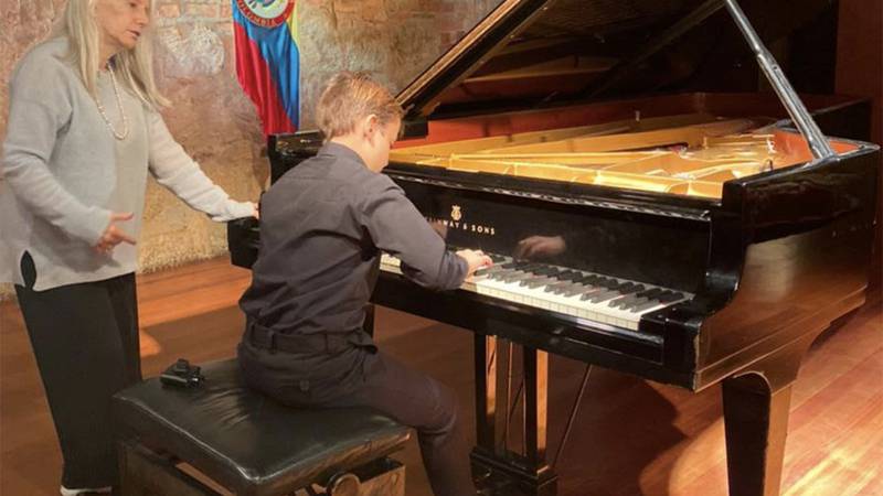 Con 10 años, niño colombiano prodigio toca piano como músico de gran trayectoria