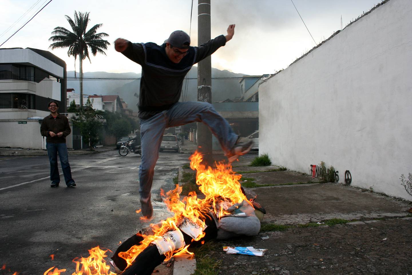 La quema de monigotes es la forma más tradicional de terminar el año en Ecuador.