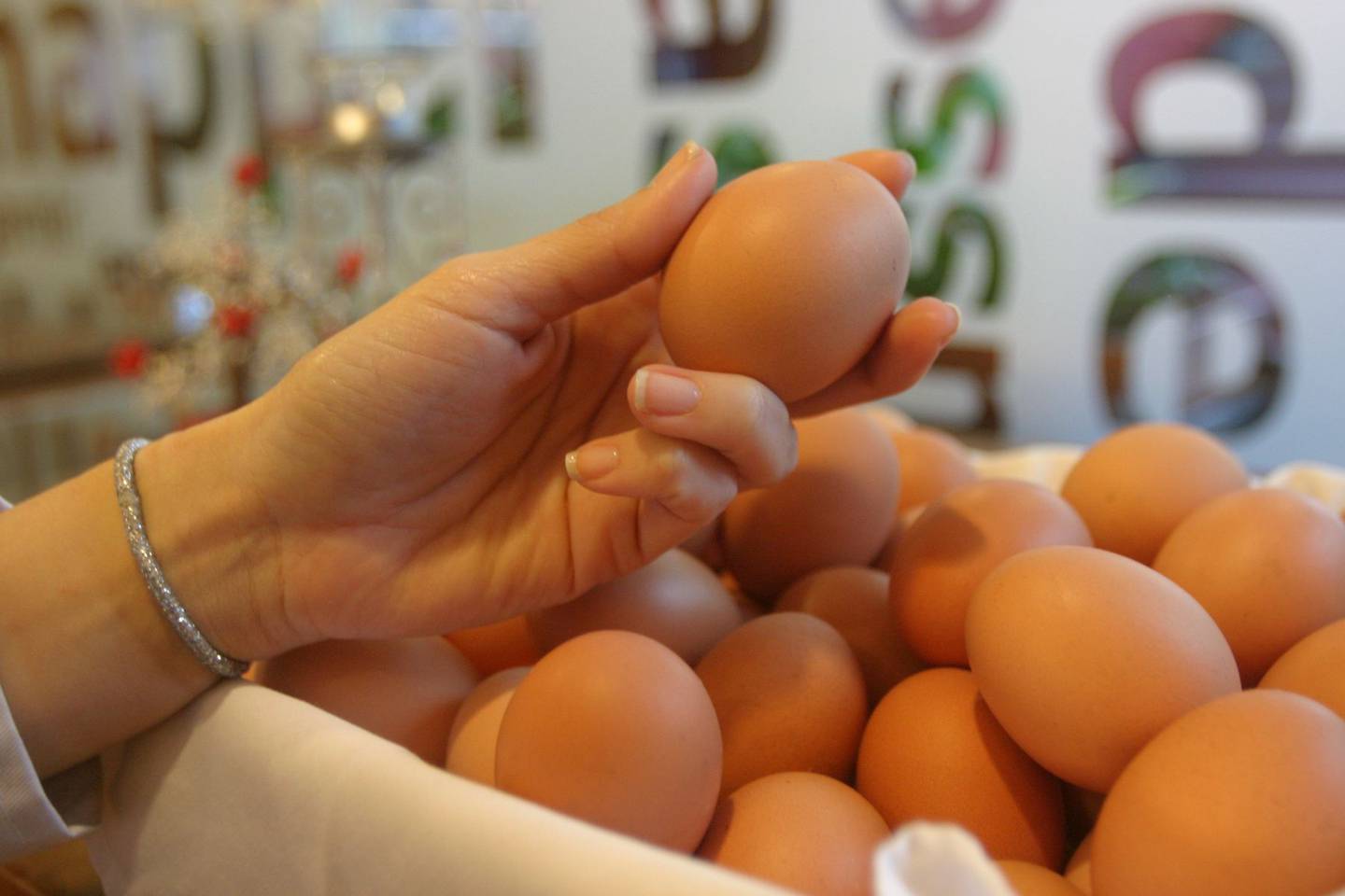 Los huevos frescos de gallina están incluidos en la iniciativa que verá hoy la Comisión de Economía, para que estos y otros cuatro productos sean exonerados del IGV.dfd