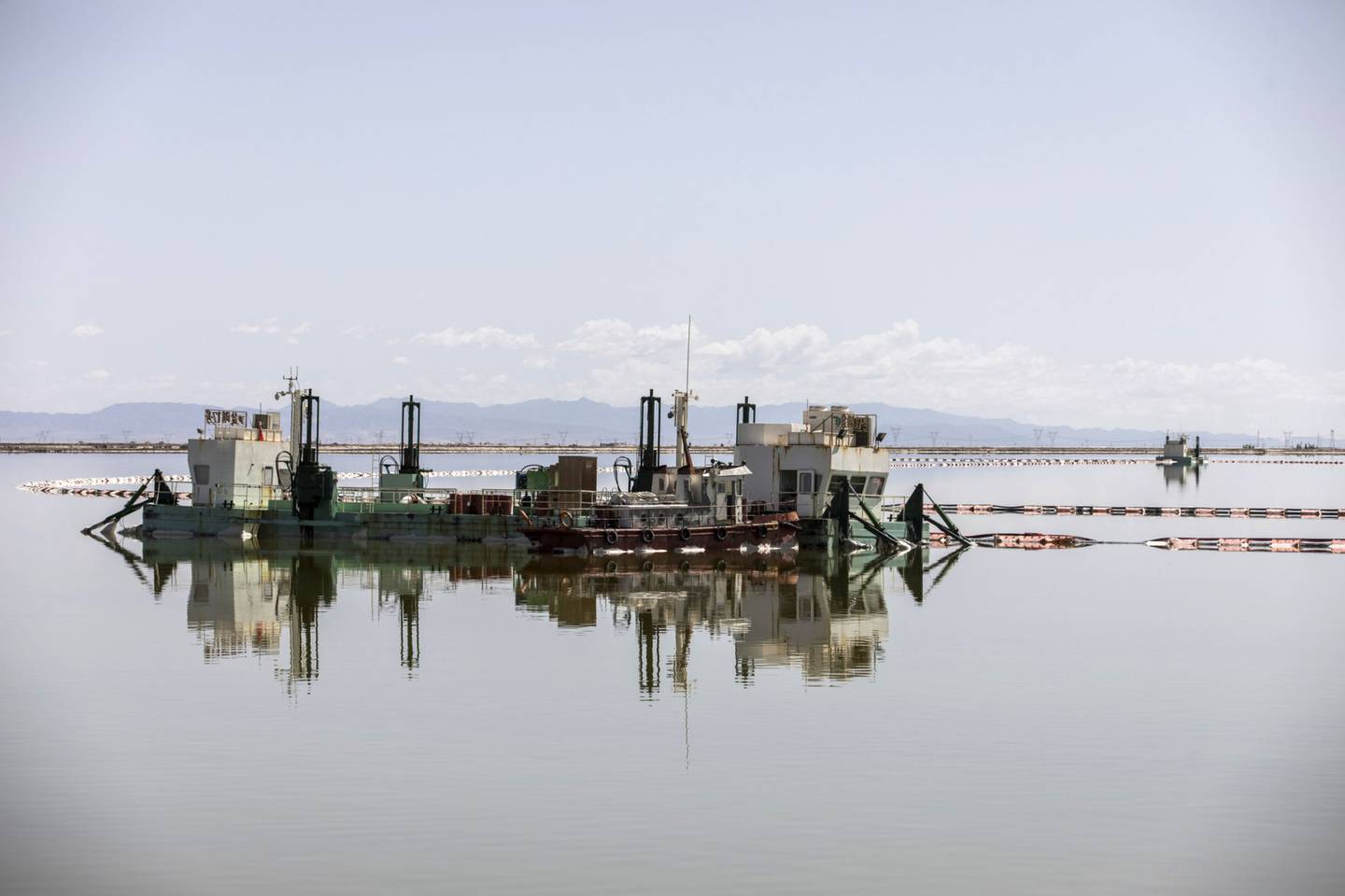 Una barcaza bombea salmuera desde un estanque de evaporación, en el lago Qinghai.