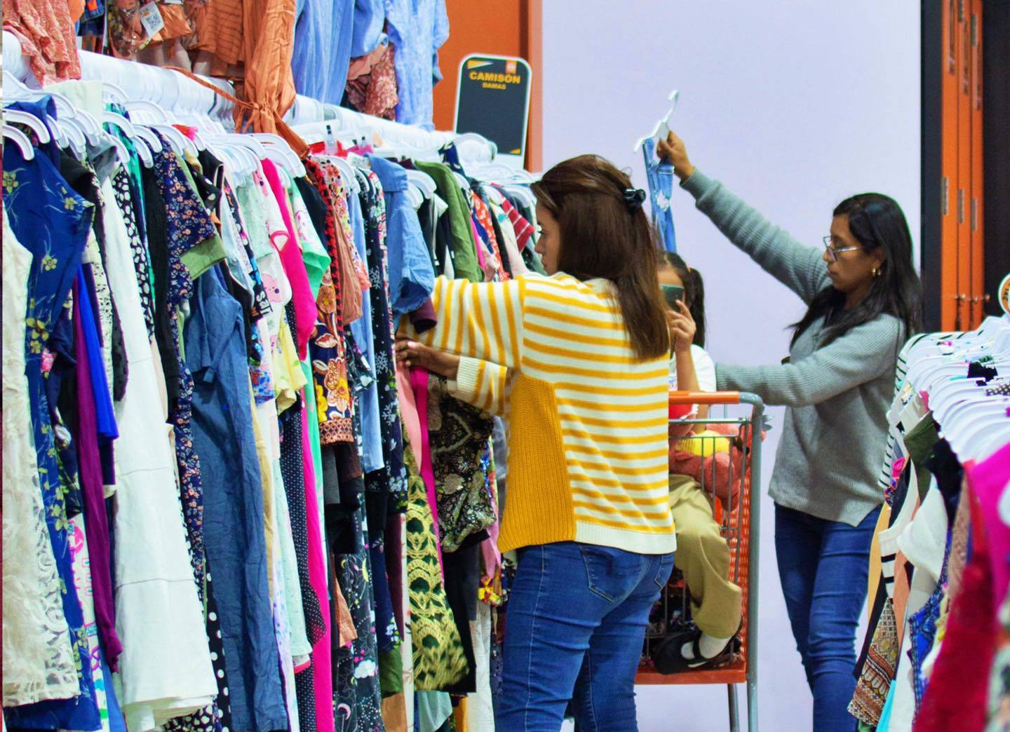 La empresa guatemalteca Megapaca cambió hace 20 años la forma en que la gente compraba ropa de segunda mano.dfd
