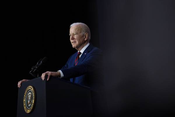 Biden pide al Congreso castigos más duros para ejecutivos de bancos que colapsandfd