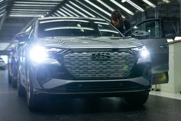 Linha de produção do Audi Q4 e-tron, um dos modelos que estão ampliando as opções para o consumidor (Krisztian Bocsi/Bloomberg)