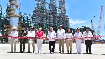 El presidente Andrés Manuel López Obrador y miembros de su gabinete durante la terminación constructiva de la refinería Olmeca, conocida como Dos Bocas en Tabasco durante julio de 2022 (Foto: Secretaría de Energía).