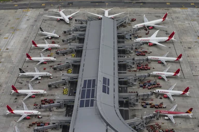Aviones de Avianca Holdings SA estacionados en el Aeropuerto Internacional El Dorado en esta fotografía aérea tomada sobre Bogotá, Colombia.dfd