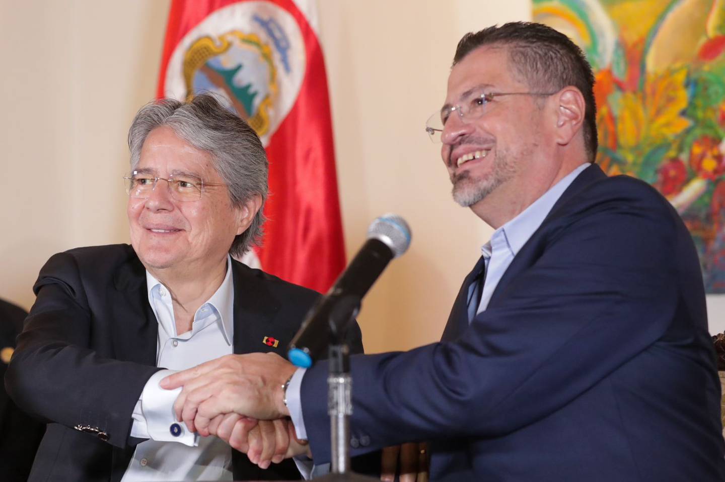 El presidente ecuatoriano Guillermo Lasso y el presidente costarricense Rodrigo Chaves este miércoles en San José.
