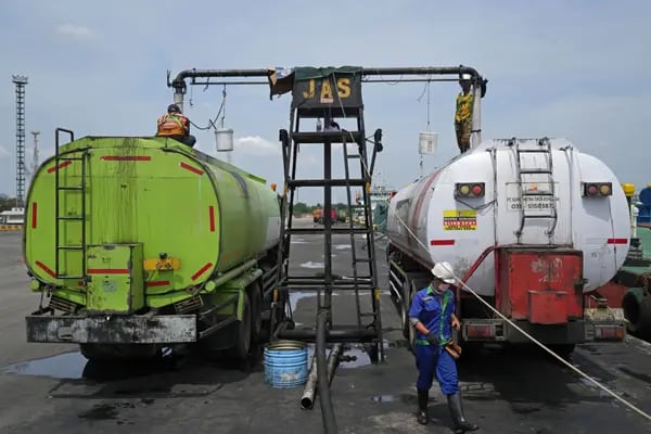 Cargamentos de aceite de palma en el puerto de Yakarta