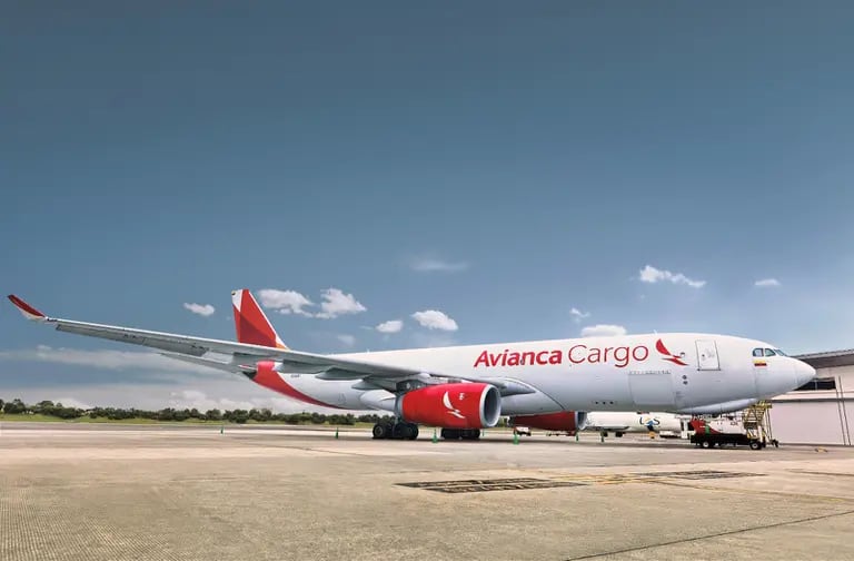 En 1973, con tan solo 12 toneladas, despega el primer vuelo de esta compañía que ha venido fortaleciéndose a través de los años y actualmente, Avianca Cargo se ha consolidado como líder en la industria de carga aérea de Colombia.dfd