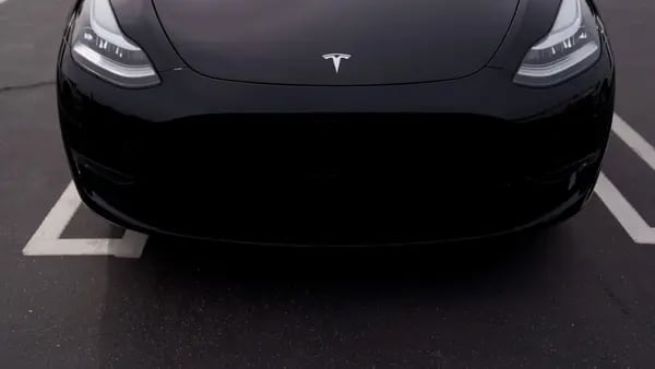 Tesla, bajo investigación tras caídas de volantes mientras se conducedfd
