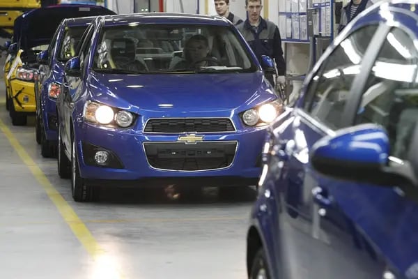 Un empleado conduce un automóvil Chevrolet Aveo terminado, una división de General Motors Co. (GM), fuera de la línea de producción.