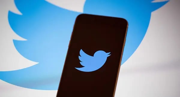 El logo de Twitter Inc. aparece en la pantalla de un iPhone 6s de Apple Inc. en Nueva York, Estados Unidos, el martes 9 de febrero de 2016.