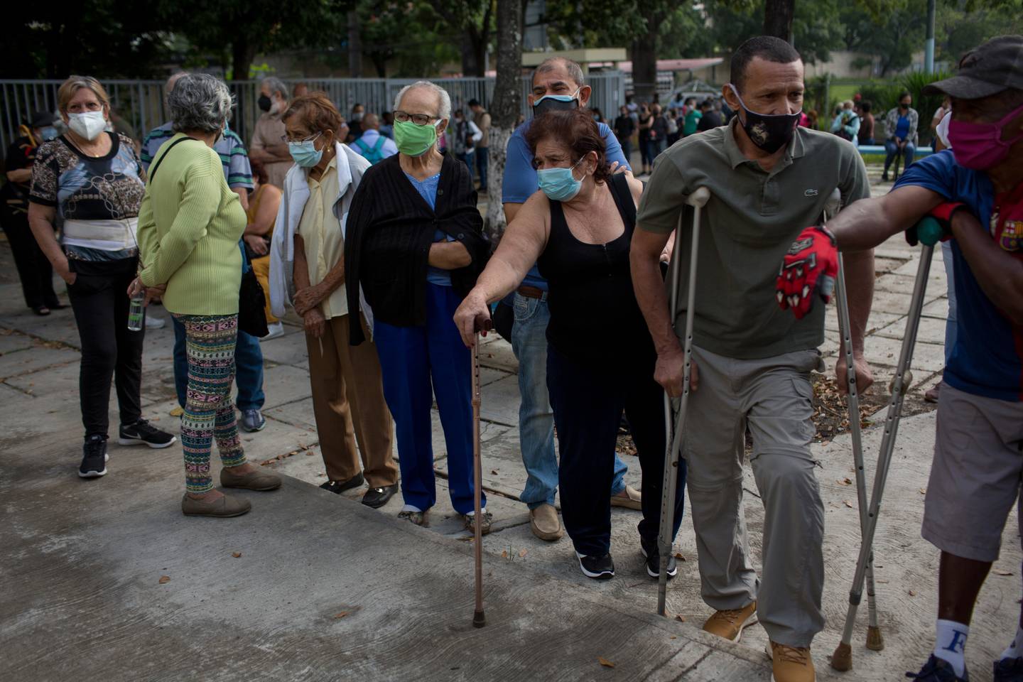 Los residentes esperan en fila afuera de un centro de vacunación covid-19 en Caracas, Venezuela, el miércoles 8 de septiembre de 2021.