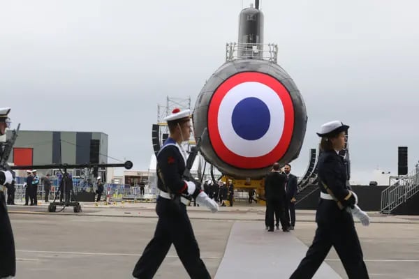 Miembros de la Marina Nacional francesa desfilan frente al nuevo submarino nuclear llamado "Suffren" en el astillero del Grupo Naval en Cherburgo, al noroeste de Francia, el 12 de julio de 2019.