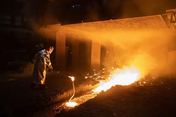 Un trabajador recoge una muestra de acero fundido del alto horno en la Acería de Cherepovets, operada por Severstal PJSC, en Cherepovets, Rusia.