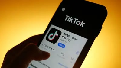 La aplicación TikTok se muestra en la tienda de aplicaciones de un teléfono inteligente, en Londres, Reino Unido, el lunes 3 de agosto de 2020.