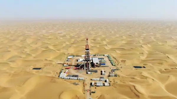 Un pozo de petróleo del yacimiento petrolífero de Tarim, en el desierto de Taklamakan, en Xinjiang. Fotógrafo: Tan Hui/VCG/Getty Images