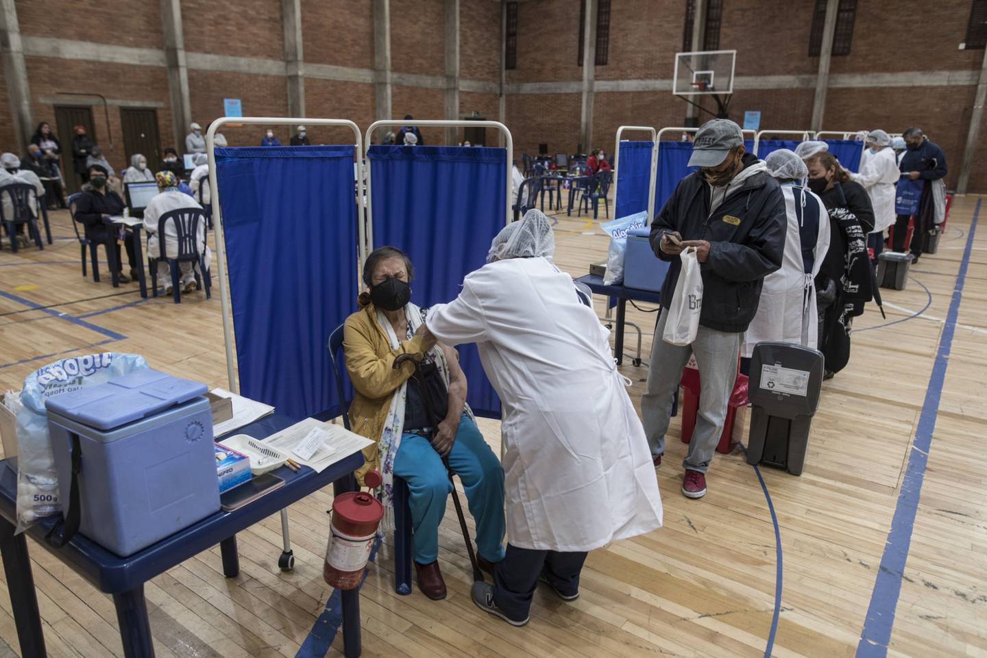 Un trabajador de la salud administra una dosis de la vacuna Sinovac en el Coliseo Cayetano Canizares en Bogotá, Colombia, el viernes 12 de marzo de 2021.