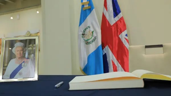 Muerte de reina Isabel II: Habilitan libro de condolencias en Guatemaladfd