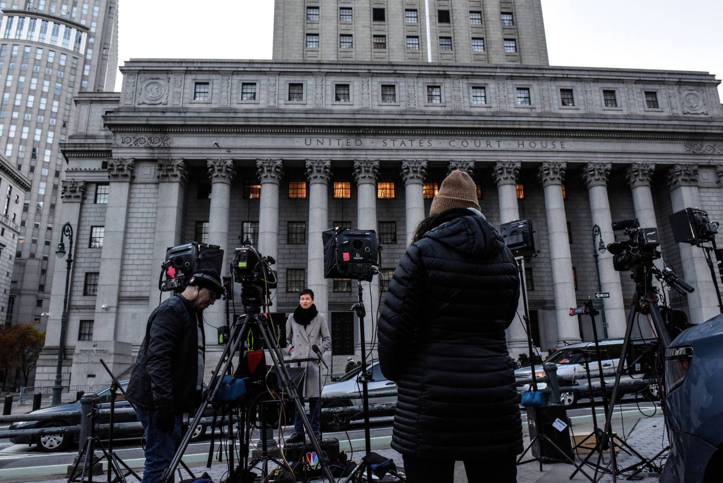 Miembros de los medios de comunicación transmiten fuera del tribunal federal para el juicio de Ghislane Maxwell, en Nueva York.