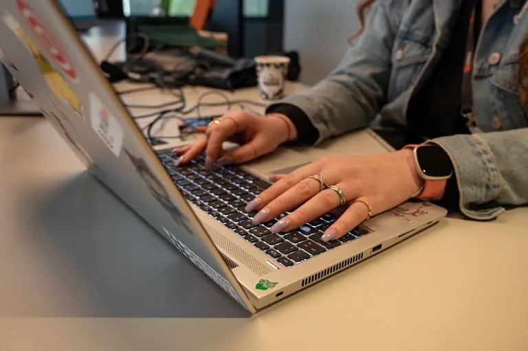 Un empleado trabaja con un ordenador portátil.dfd