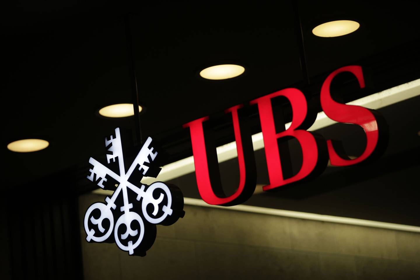 Un letrero iluminado sobre la entrada de la sede central de UBS Group AG en Zúrich, Suiza Fotógrafo: Matthew Lloyd/Bloomberg
