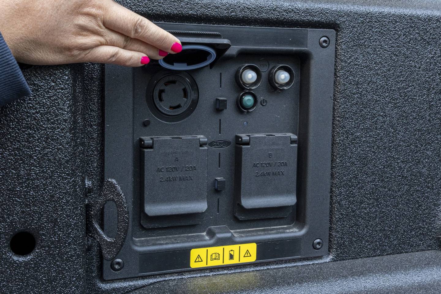 Una toma de corriente de 240 voltios en la plataforma del camión que puede alimentar la maquinaria pesada. Fotógrafo: David Paul Morris/Bloombergdfd