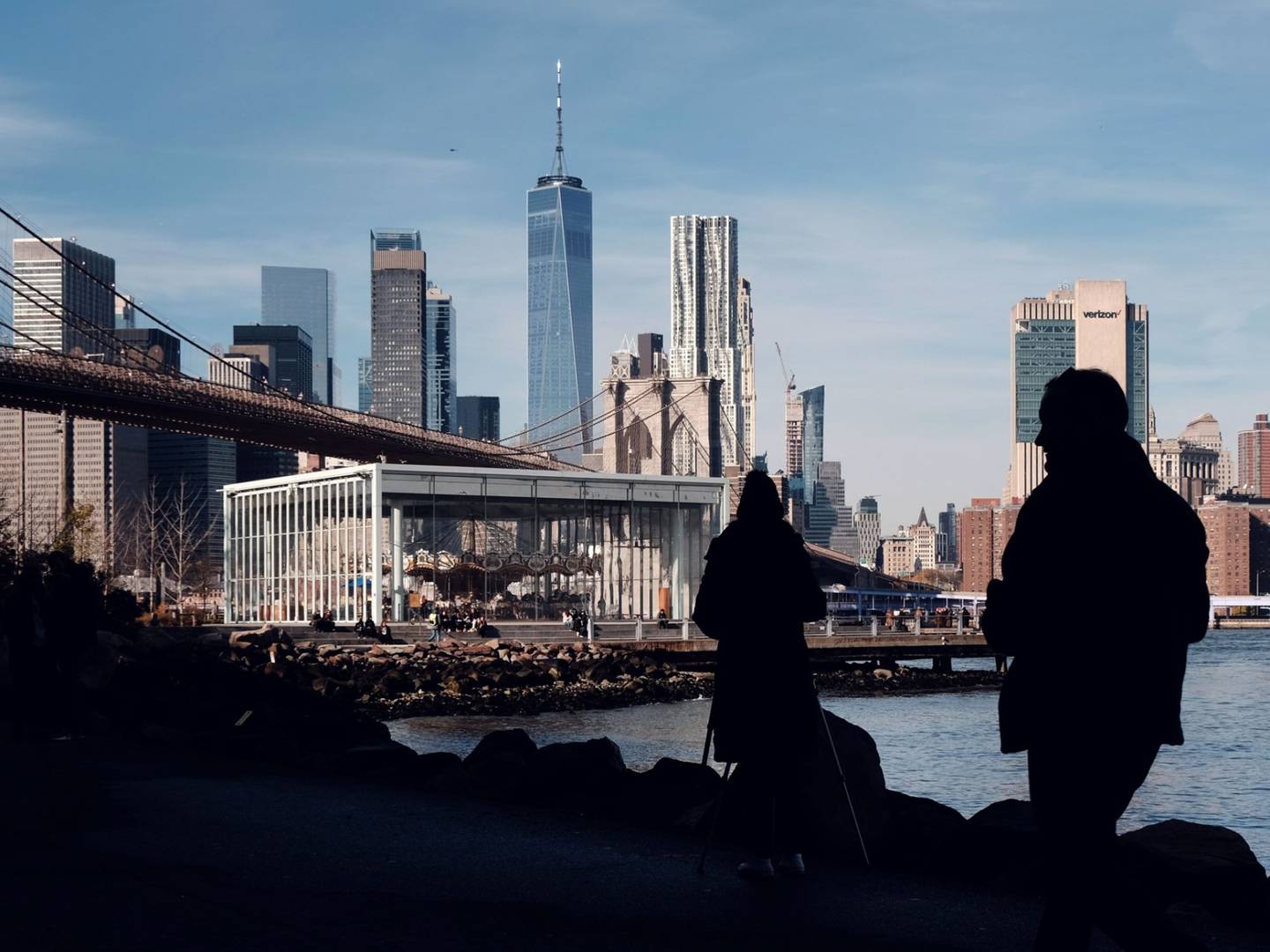 Un grupo de personas camina junto al horizonte de Manhattan en Brooklyn el 05 de diciembre de 2022 en la ciudad de Nueva York.