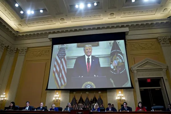 Un vídeo de Donald Trump se reproduce en una pantalla durante una audiencia del Comité Selecto para Investigar el Atentado del 6 de enero en el Capitolio de Estados Unidos en Washington, DC.