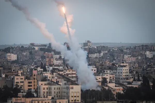 Un cohete es lanzado hacia Israel desde el interior de la franja de Gaza en la ciudad de Gaza, Gaza, el sábado 13 de mayo de 2023.